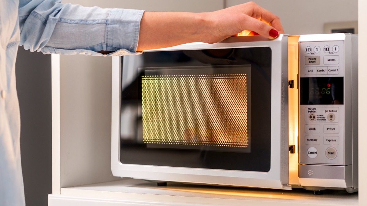 Een vrijstaande microgolfoven